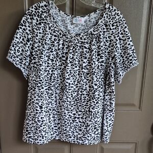 D&Co Cotton Blend Black & White Leopard Print Top 1x